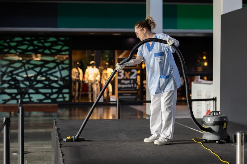Serveis de neteja tècnica especialitzada en centres comercials i cadenes d'establiments